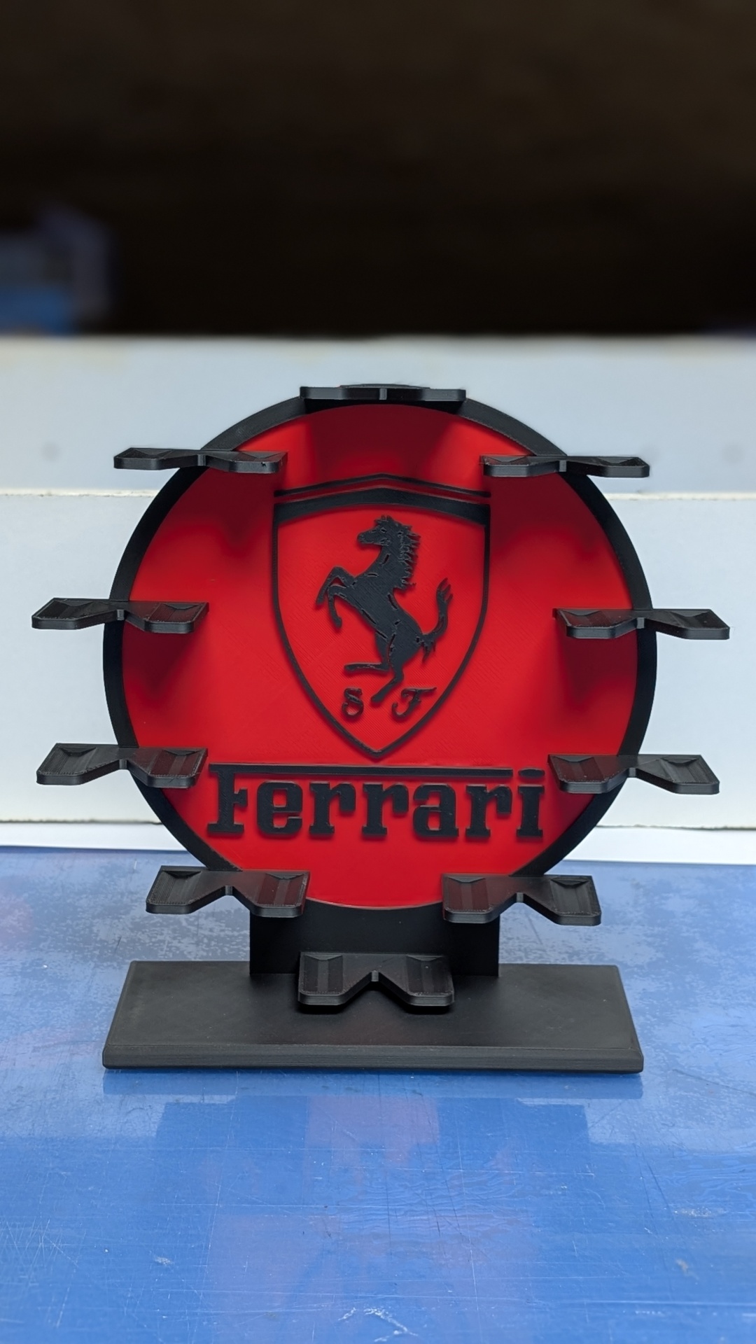 Suporte plástico vermelho e preto com logótipo Ferrari