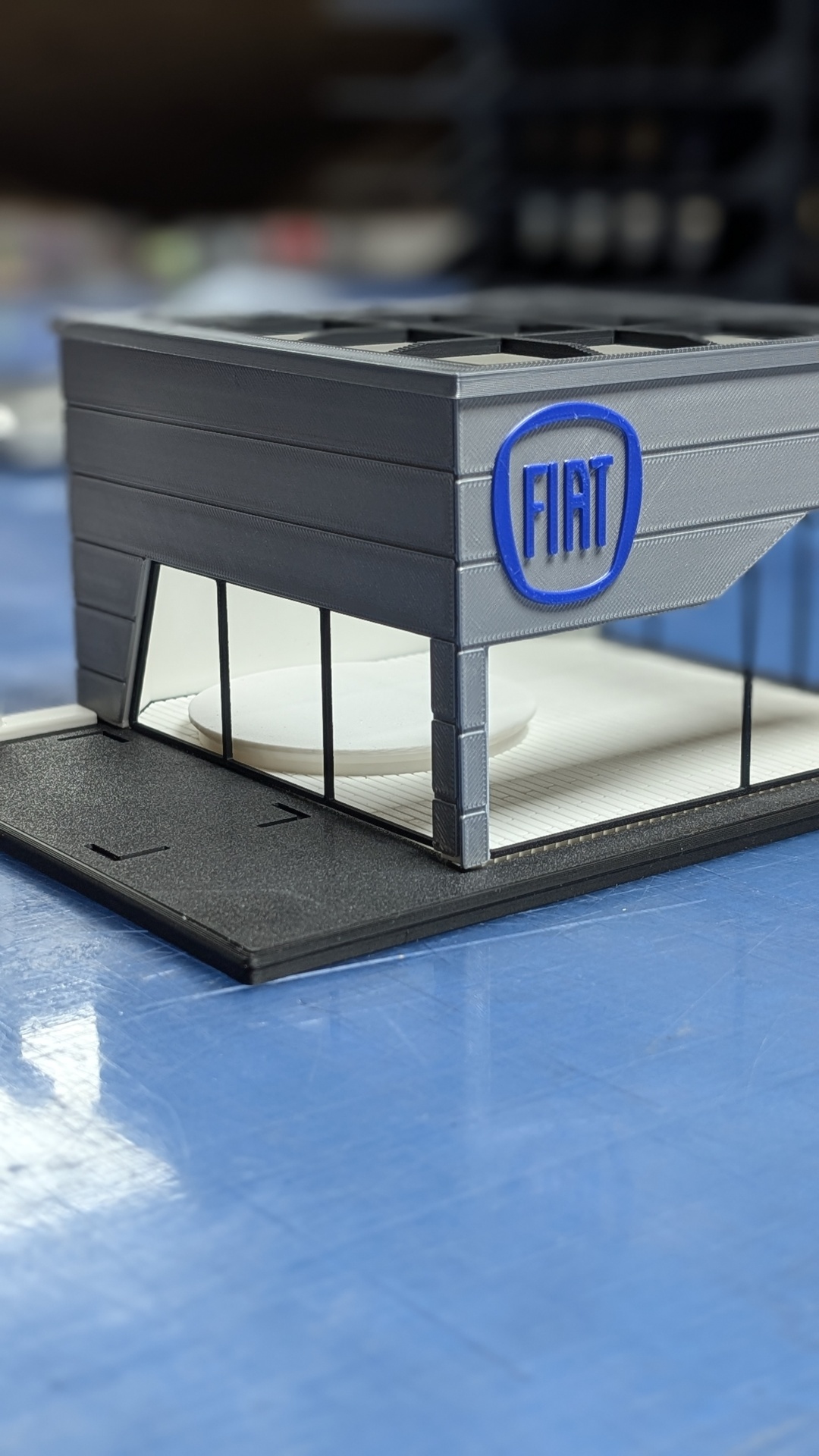 Modelo de loja cinza com logo FIAT azul