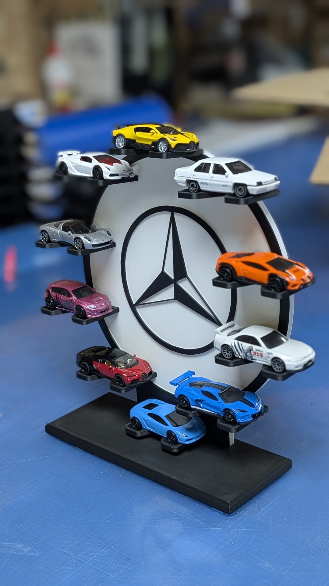 Expositor de miniaturas de carros com logótipo Mercedes-Benz