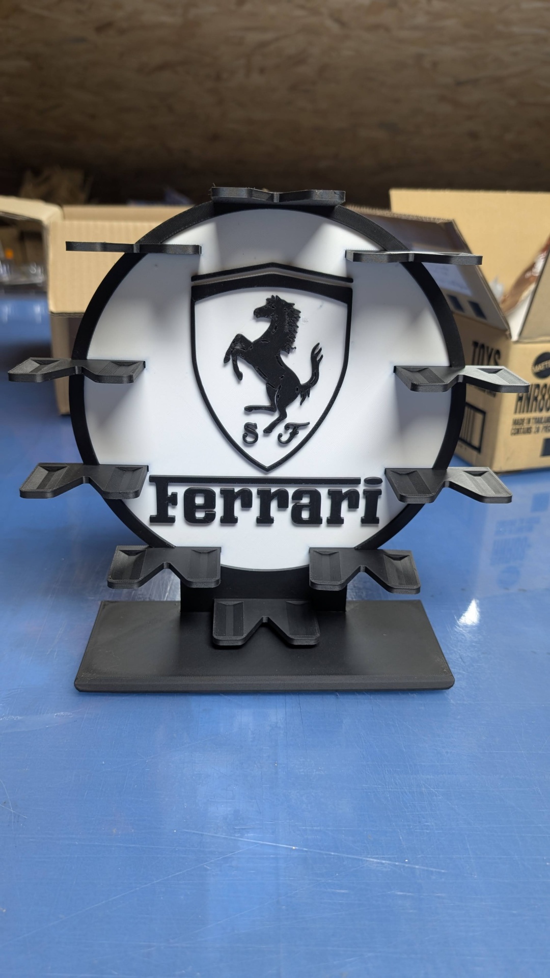 Suporte plástico com logótipo Ferrari e texto na cor preta