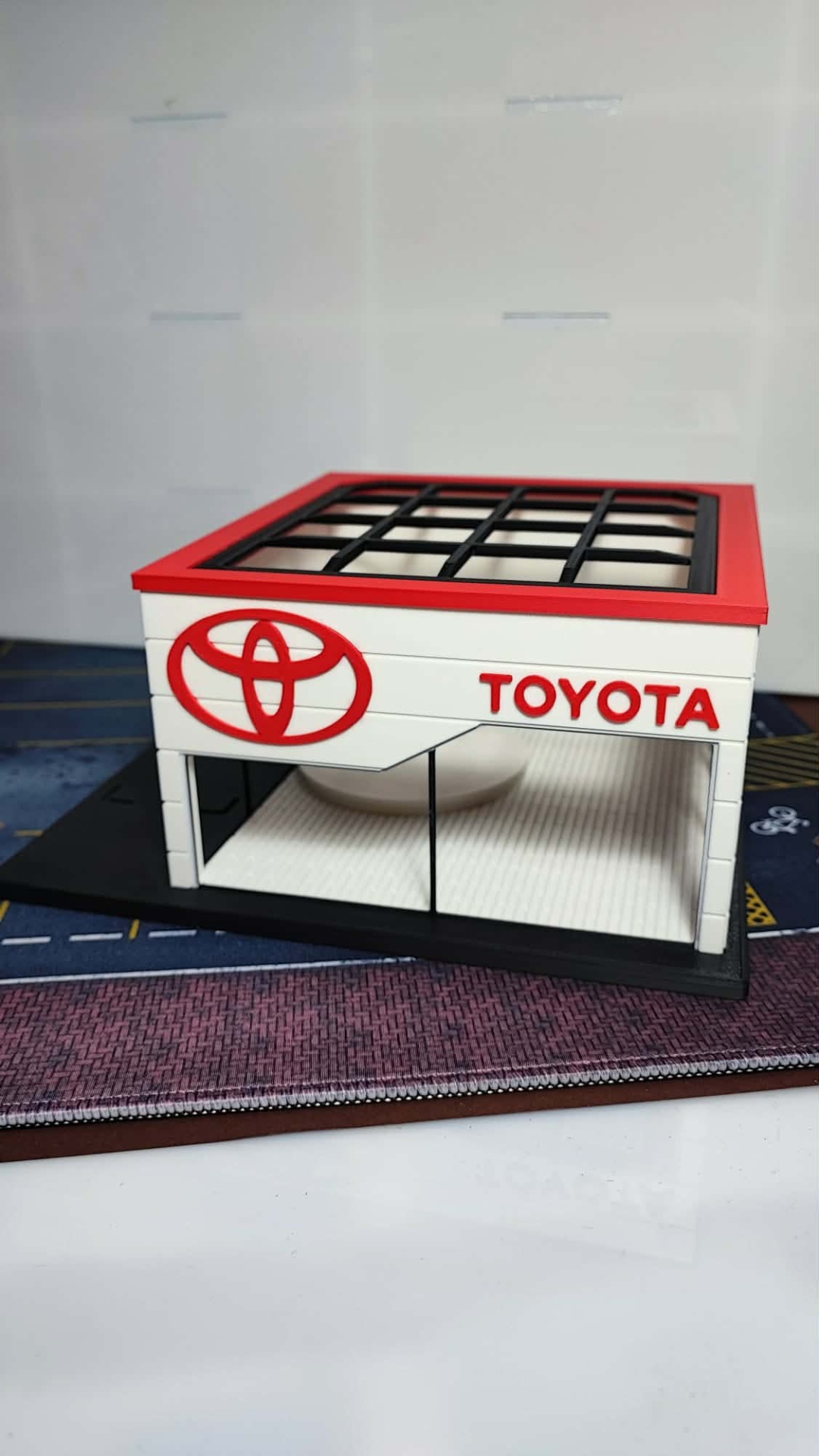 Miniatura de loja Toyota com logotipo e fachada em branco, vermelho e preto