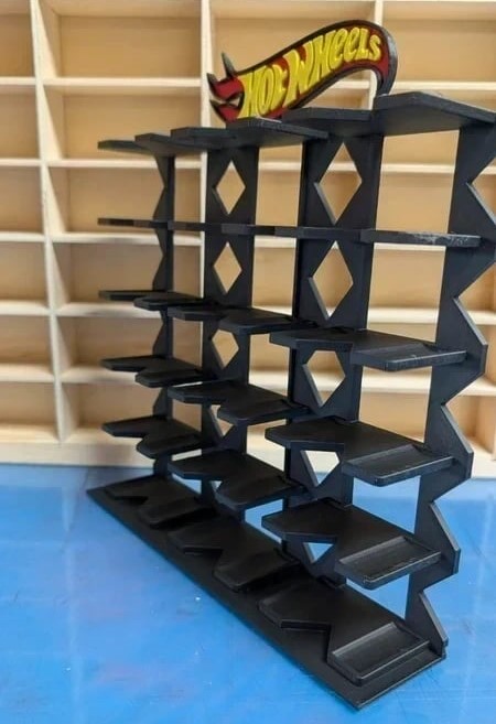 Suporte preto para carrinhos Hot Wheels com logótipo amarelo e vermelho