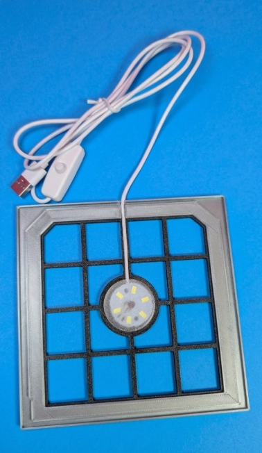 Suporte metálico quadrado com grelha, luz LED central e cabo USB branco