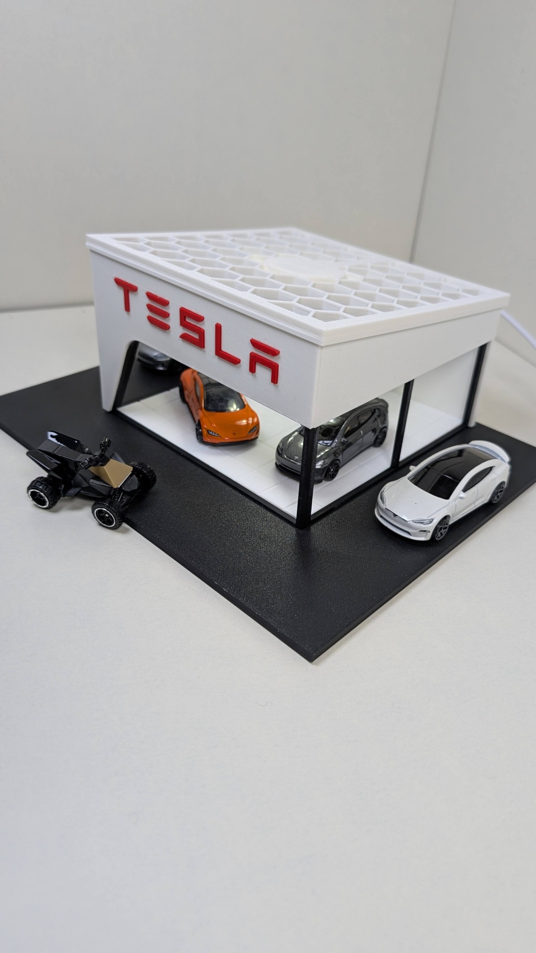 Maquete de loja Tesla com carros miniatura