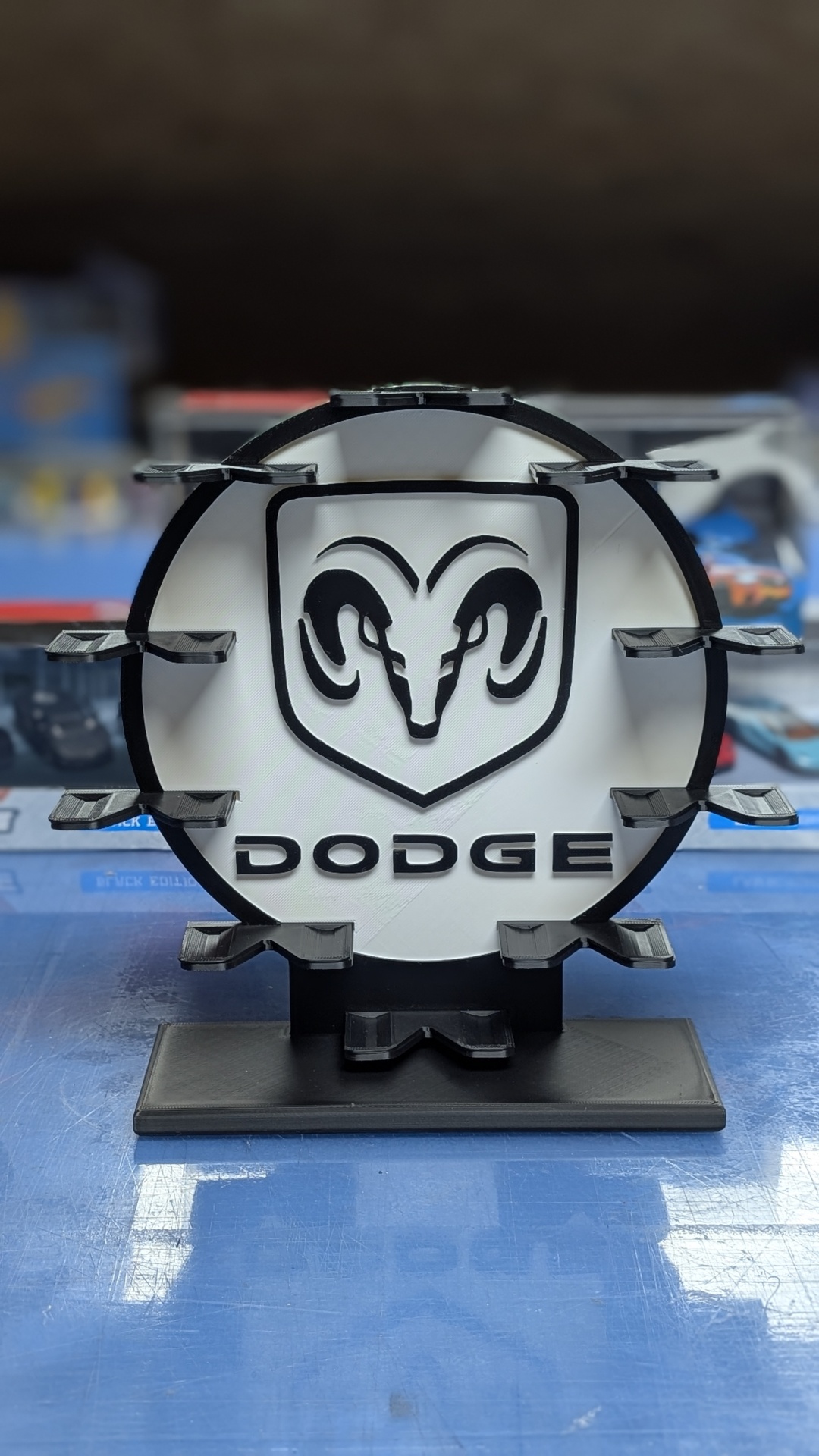 Suporte plástico preto e branco com logótipo da DODGE na cabeça de carneiro