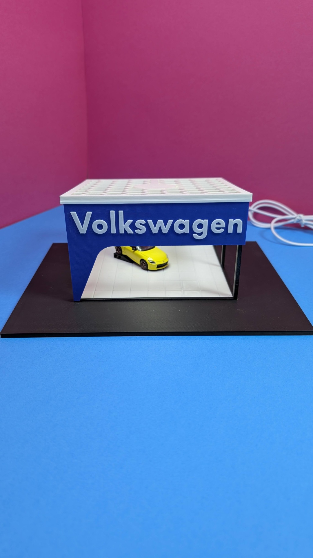 Miniatura de stand Volkswagen com carro amarelo