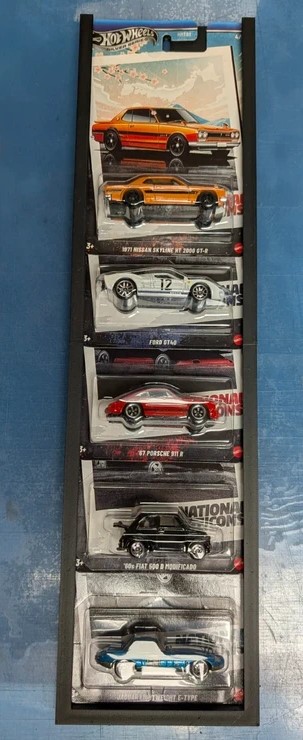 Cinco carros Hot Wheels em miniaturas embalados individualmente