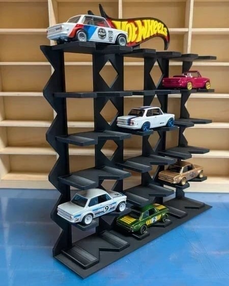 Expositor preto de carrinhos Hot Wheels com cinco carrinhos coloridos em estante de madeira