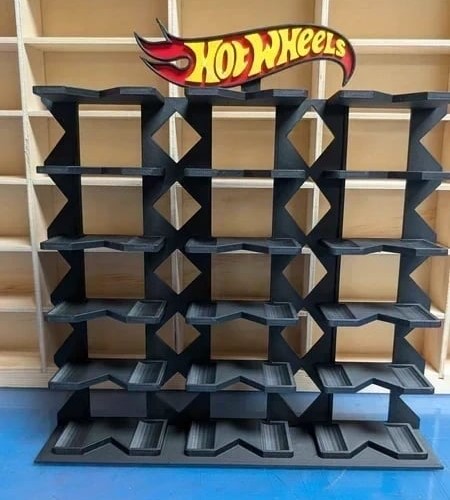 Expositor preto para carros Hot Wheels com compartimentos em prateleira e fundo de madeira