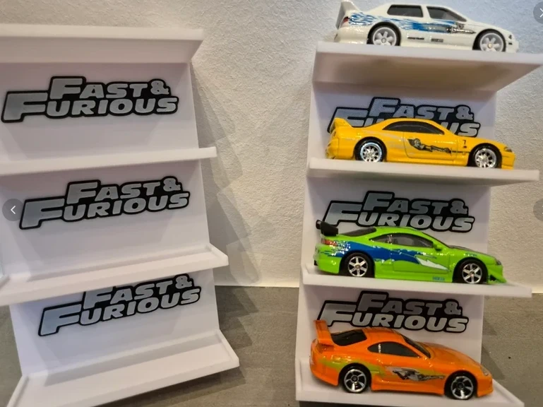 Carros de brinquedo coloridos em prateleiras com logotipo Fast & Furious