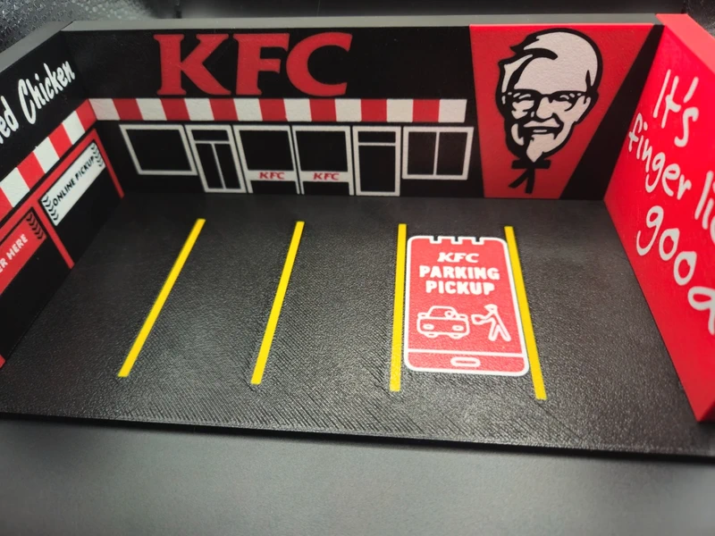 Miniatura de estacionamento KFC com fachada e sinais de estacionamento