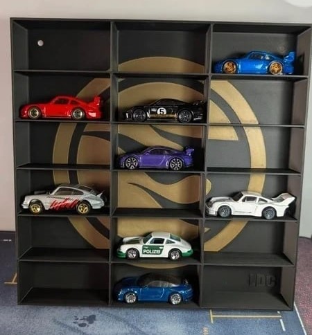 Caixa organizadora com carros em miniatura coloridos