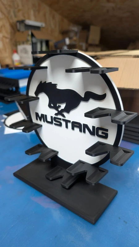 Suporte expositivo circular preto e branco com logo Mustang