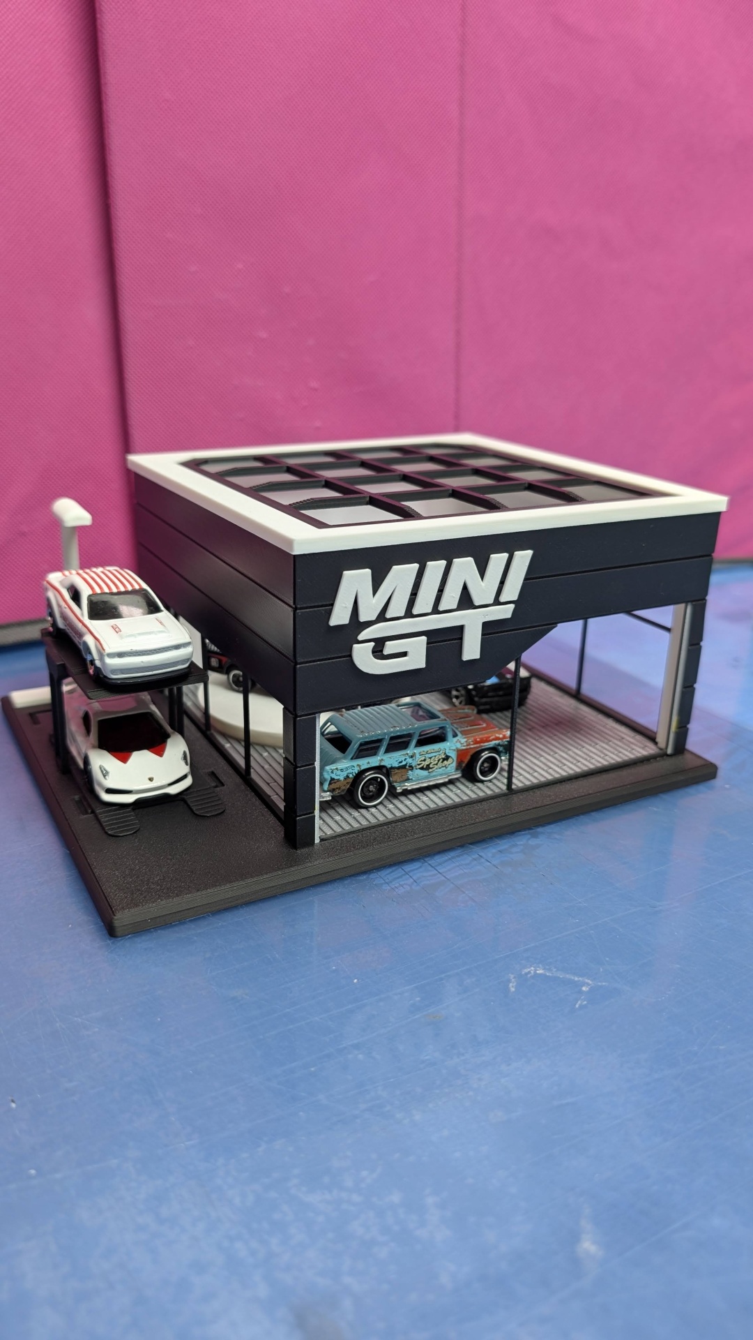 Miniatura de loja de carros MINI GT com carros em miniatura
