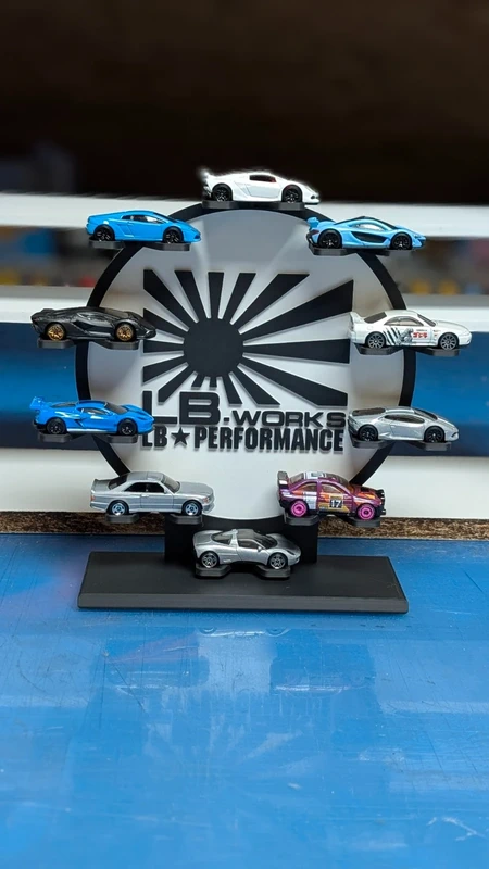 Miniaturas de carros desportivos coloridos em suporte preto com texto de fundo