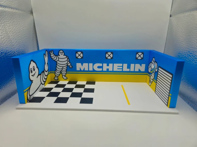 Miniatura de espaço interior com decoração Michelin e padrão xadrez no chão