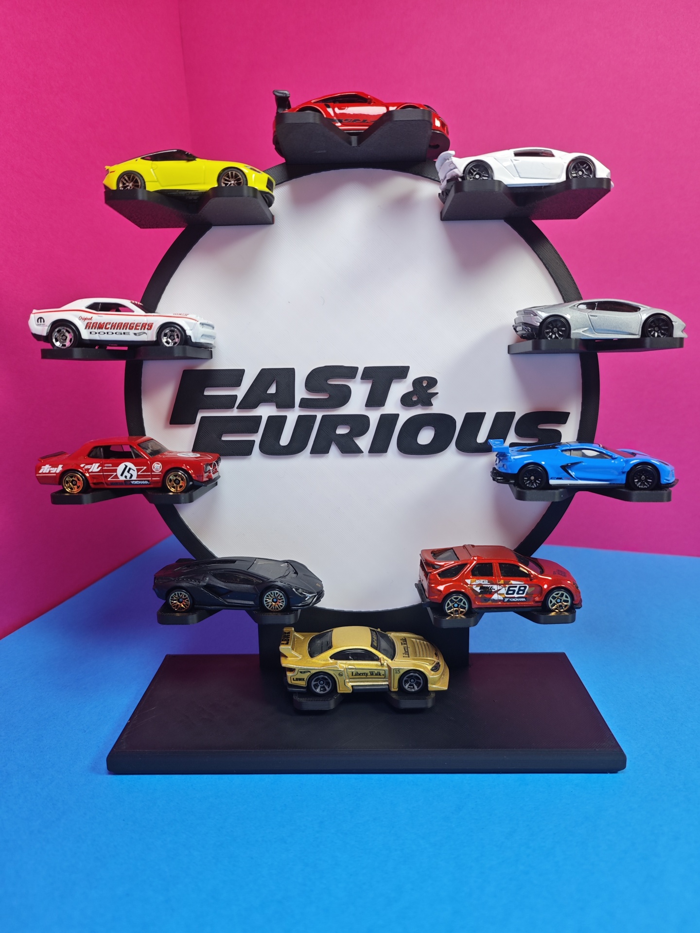 Mini carros de brinquedo em expositor com texto Fast & Furious