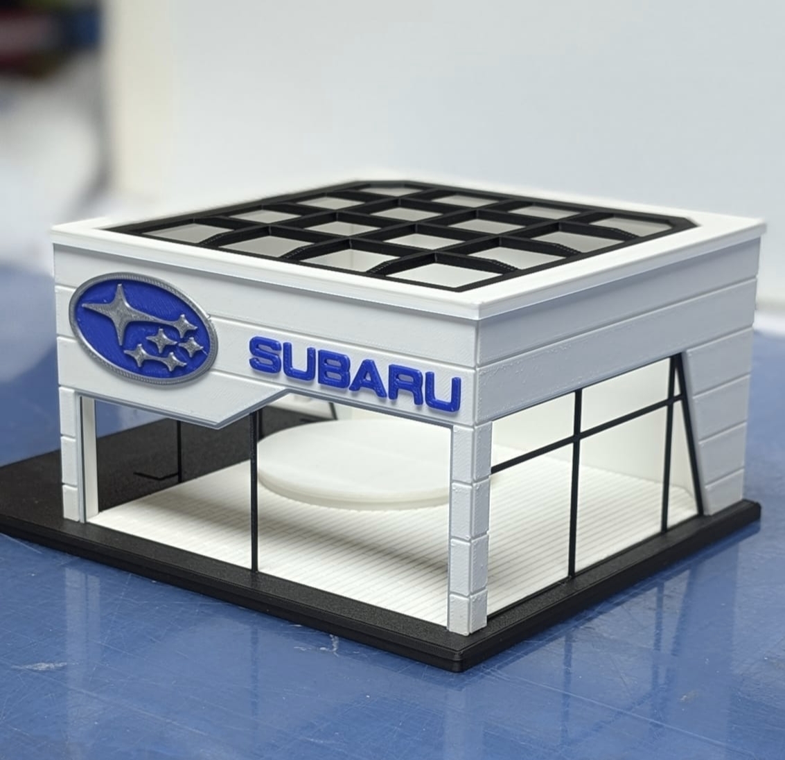 Miniatura de edifício modelo Subaru branco com janelas de vidro