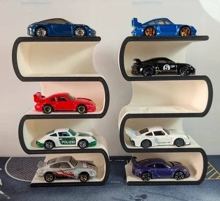 Estantes curvas com seis carros de brinquedo coloridos exibidos