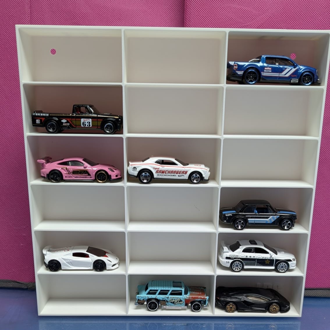 Miniaturas de carros de metal em caixa branca com nove compartimentos