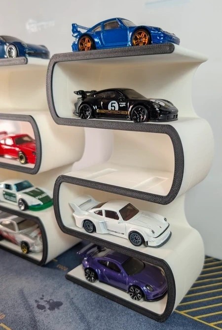 Carrinhos de brinquedo coloridos em expositor branco ondulado