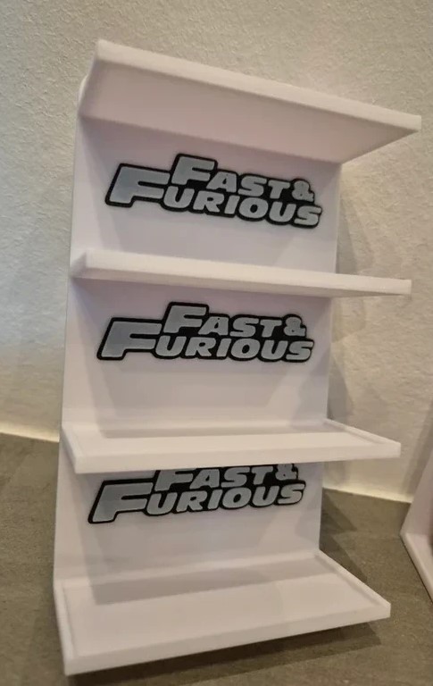 Expositor branco com três prateleiras e texto FAST & FURIOUS