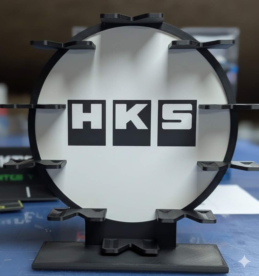 Suporte circular preto e branco com letras H K S e saliências para encaixe