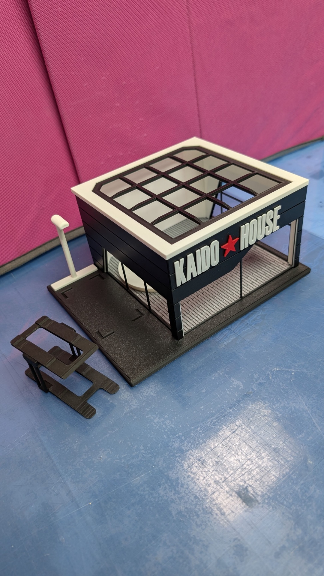 Miniatura de edifício modelo KAIDO HOUSE preto e branco com suporte preto