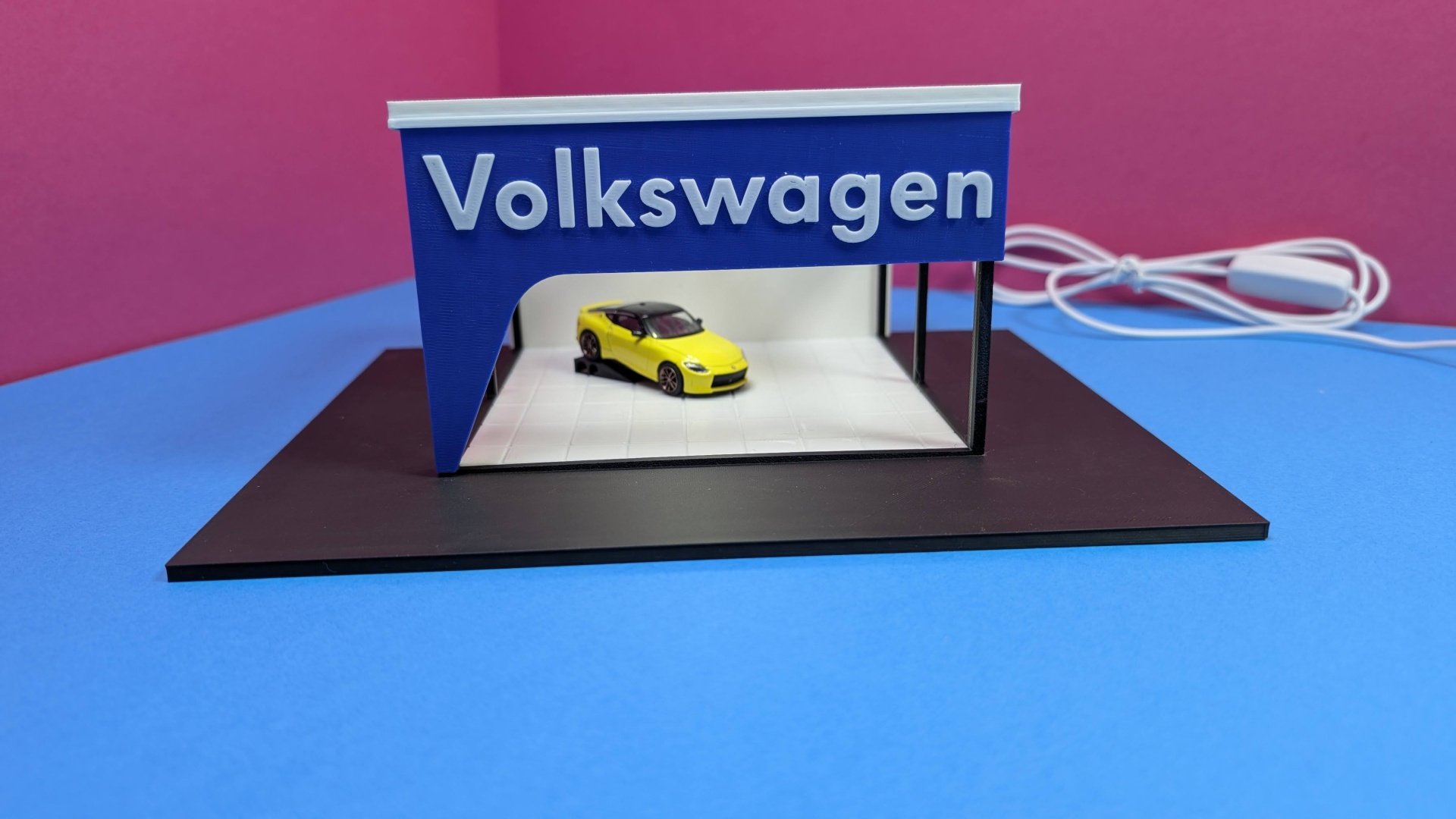Miniatura de loja Volkswagen com carro amarelo