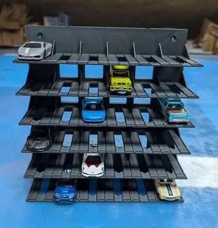 Estante preta para miniaturas de carros com vários andares e carros em cores variadas