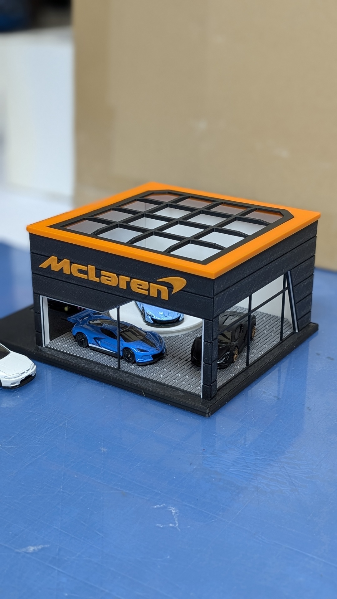 Miniatura de loja McLaren com carros desportivos em exposição