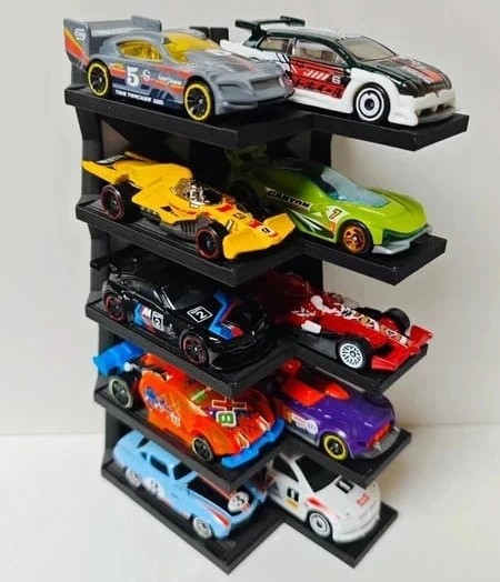 Carros de brinquedo em miniatura coloridos expostos em suporte preto