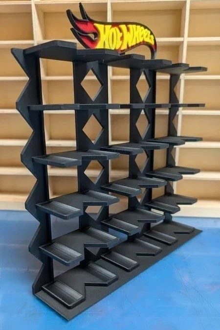 Estrutura de exposição preta para carrinhos Hot Wheels com várias prateleiras e logotipo topo.