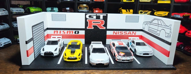 Miniaturas de carros Nissan GT-R em exposição com fundo decorado