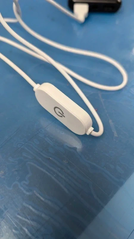 Cabo branco com interruptor de energia em plástico branco com símbolo de power preto