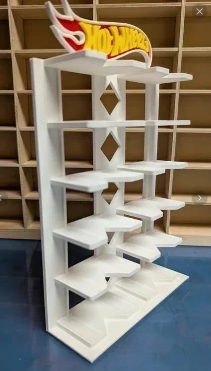 Expositor branco de madeira para brinquedos Hot Wheels com varias prateleiras