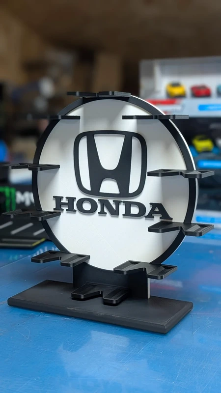 Suporte de exposição com logótipo Honda e prateleiras pretas em fundo azul desfocado