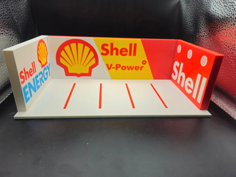 Miniatura de parque de estacionamento com publicidade da Shell nas paredes