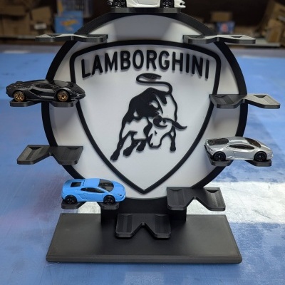 Suporte para miniaturas com logo Lamborghini e quatro miniaturas de carros em diferentes cores