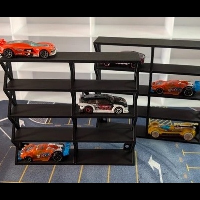Estantes pretas com carrinhos de brinquedo Hot Wheels coloridos