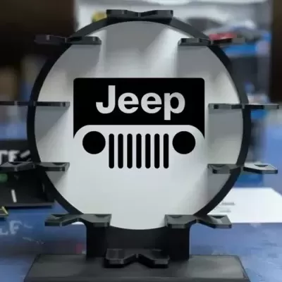 Suporte redondo preto e branco com logo Jeep e ganchos laterais