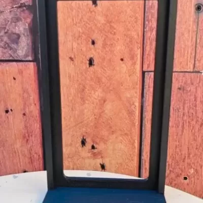 Suporte de metal preto com base plana e orifício para pendurar
