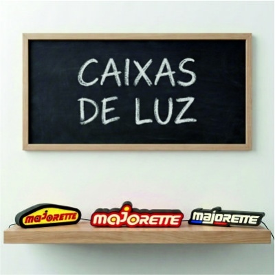 Quadro negro com texto CAIXAS DE LUZ e três sinais luminosos MajorTte numa prateleira