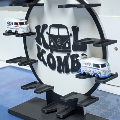 Expositor circular preto e branco com suporte para carrinhos de brinquedo e texto Kali Kombo