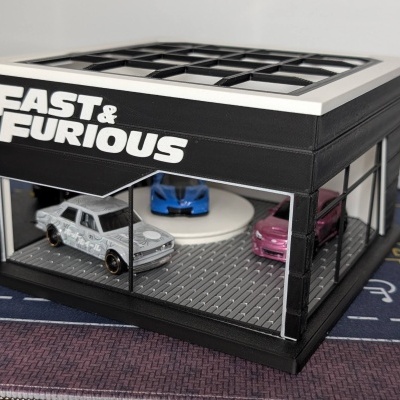 Expositor miniatura Fast & Furious com três carros em miniatura dentro