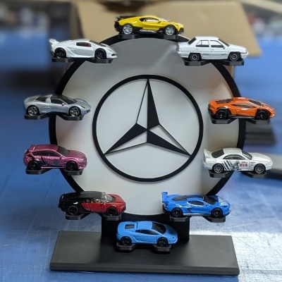 Display circular com logótipo Mercedes-Benz e 10 miniaturas de carros coloridos