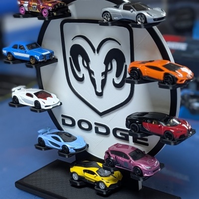 Expositor com logótipo Dodge e carrinhos de coleção coloridos.