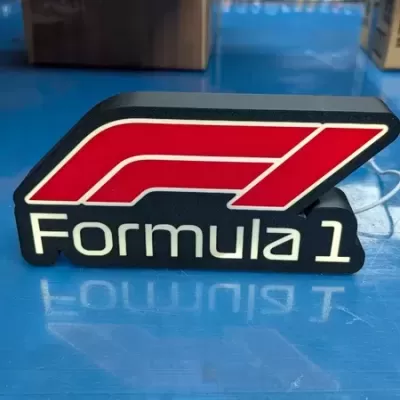 Objeto decorativo Formula 1 vermelho e branco em mesa azul
