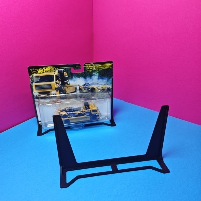 Miniatura Hot Wheels amarela e azul em embalagem com suporte preto