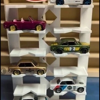 Cinco carrinhos Hot Wheels em estante branca plástica